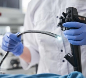 hse_0002_doctor-holding-endoscope-endoscopy-concept