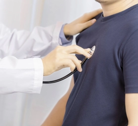 hse_0004_doctor-examination-young-man-with-stethoscope-hospital