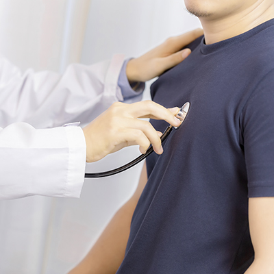 hse_0004_doctor-examination-young-man-with-stethoscope-hospital